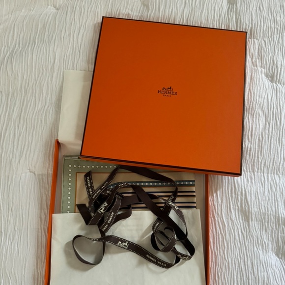 Hermes Accessories - Hermes
Silk Carre Grand Tralala
Scarf 45 Vert Amande
Beige Bleu